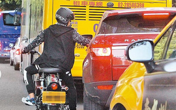 周杰伦骑摩托与娇妻飙车 等红灯开窗相互调情 周杰伦骑摩托与娇妻飙车 等红灯开窗相互调情